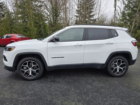 Used 2024 Jeep Compass Latitude image 28