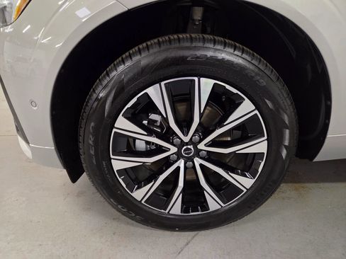 Used 2025 Volvo XC60 B5 Plus image 13