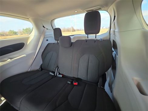 Used 2020 Chrysler Pacifica Touring w/ Tire & Wheel Group image 30