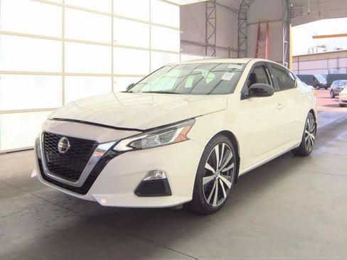 Used 2020 Nissan Altima 2.5 SR w/ Premium Package FWD image 4