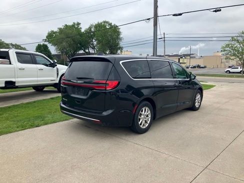 Used 2023 Chrysler Pacifica Touring-L FWD image 5