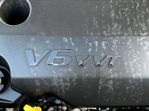 Used 2023 Chevrolet Traverse LT FWD image 32