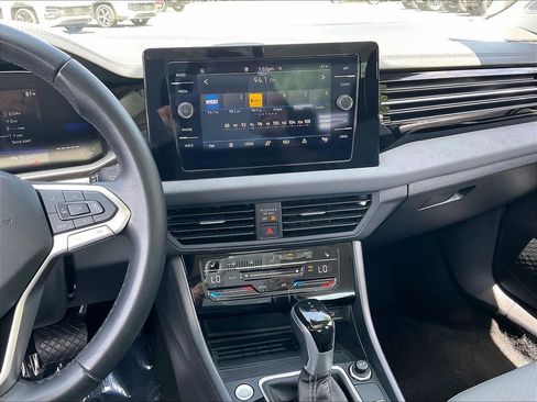 Used 2025 Volkswagen Jetta SE FWD image 17