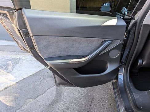 Used 2021 Tesla Model Y Long Range AWD/4WD image 24
