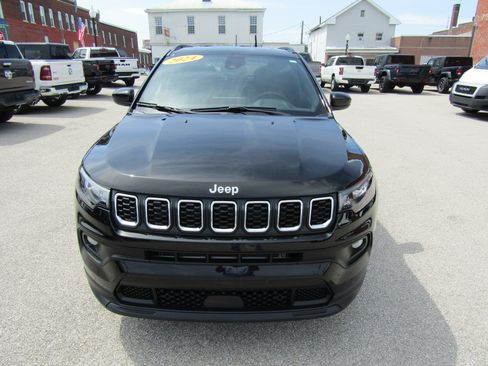 Used 2024 Jeep Compass Latitude AWD/4WD image 8