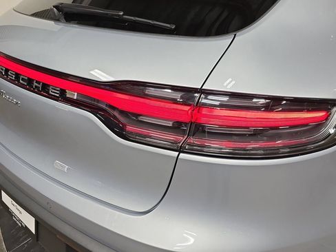 Certified 2025 Porsche Macan AWD/4WD image 30