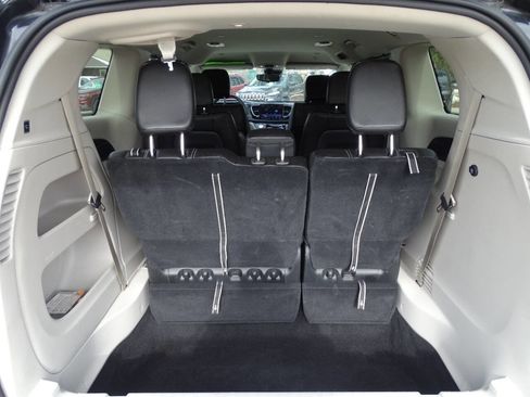 Used 2024 Chrysler Pacifica Touring-L image 37