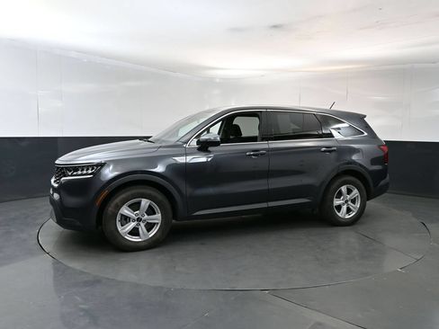 Used 2022 Kia Sorento LX FWD image 2
