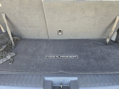 Used 2020 Toyota Highlander XLE FWD image 32