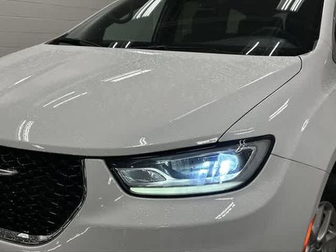 Used 2025 Chrysler Pacifica Select FWD image 31