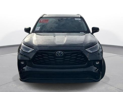 Used 2024 Toyota Highlander XLE image 3