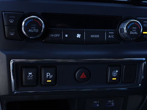 Used 2021 Nissan Titan SV w/ SV Convenience Package image 10