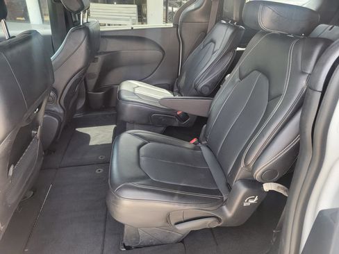 Used 2025 Chrysler Pacifica Select FWD image 12