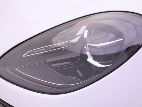 Used 2025 Porsche Macan AWD/4WD image 21