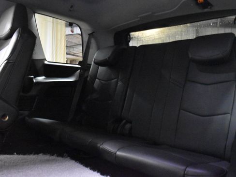 Used 2020 Cadillac Escalade Premium Luxury w/ Escalade Sport Edition AWD/4WD image 7