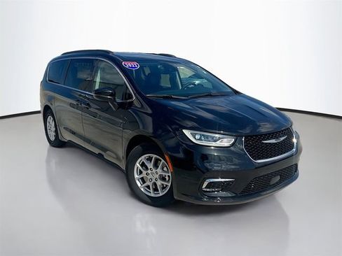 Used 2022 Chrysler Pacifica Touring-L FWD image 2