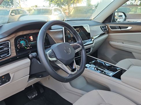 Certified 2025 Volkswagen Atlas SE image 17