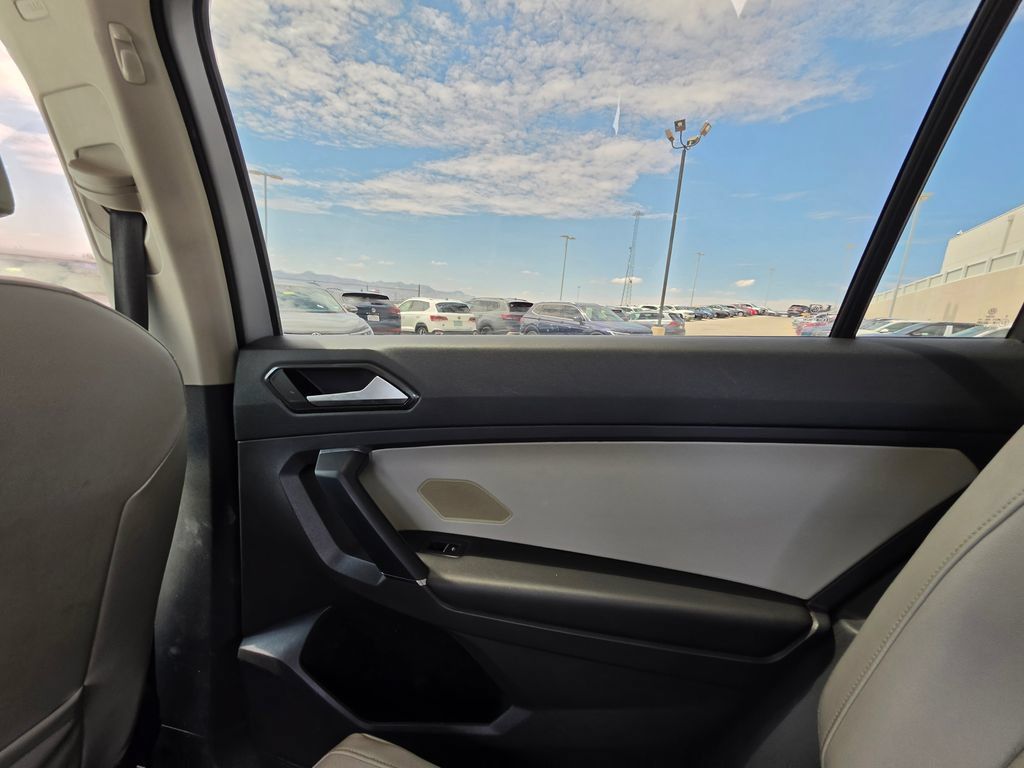 Used 2018 Volkswagen Tiguan SE FWD image 19