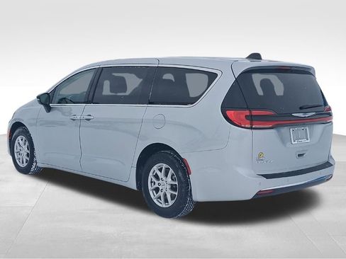 Used 2024 Chrysler Pacifica Touring-L image 9