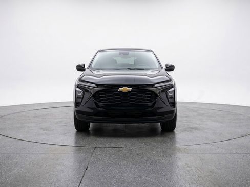 Used 2025 Chevrolet Trax LT FWD image 2