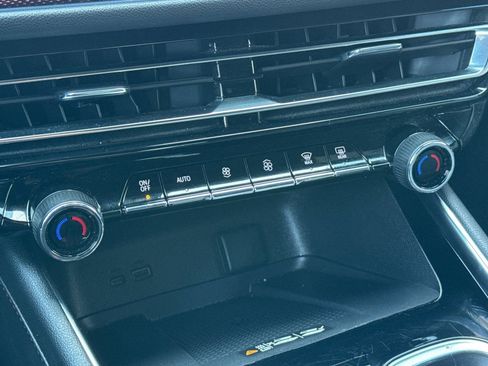 Used 2025 Chevrolet Traverse Z71 image 32