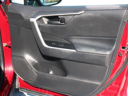 Used 2021 Toyota RAV4 LE FWD image 18