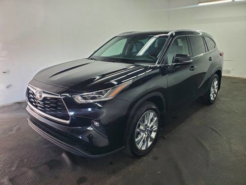 Used 2022 Toyota Highlander Limited image 1