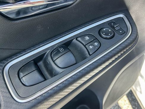 New 2025 Nissan Versa SR w/ Trunk Package image 27