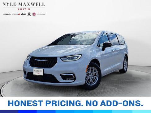 New 2026 Chrysler Pacifica Select image 1