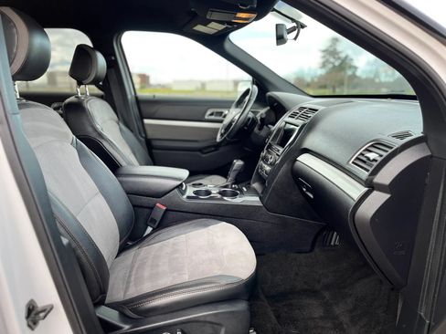 Used 2017 Ford Explorer XLT w/ Equipment Group 202A FWD image 15