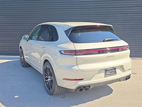 Certified 2025 Porsche Cayenne E-Hybrid image 3