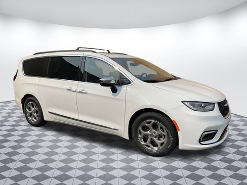 Used 2023 Chrysler Pacifica Limited image 1