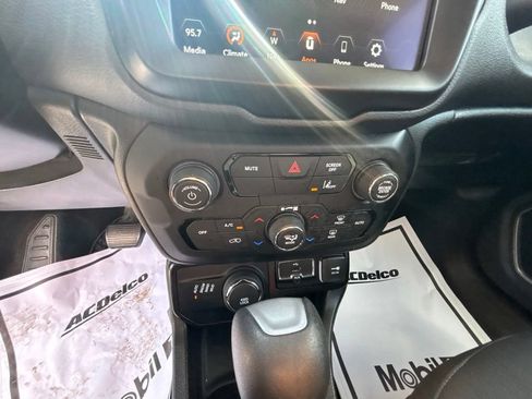 Used 2023 Jeep Renegade Latitude AWD/4WD image 27
