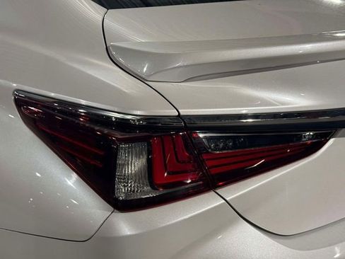 Certified 2022 Lexus ES 300h w/ Accessory Package FWD image 14
