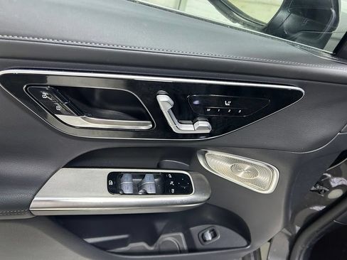 Used 2025 Mercedes-Benz GLC 300 4MATIC image 11