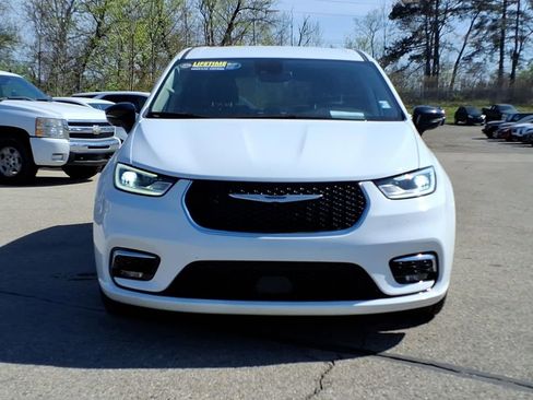 Used 2024 Chrysler Pacifica Touring-L FWD image 2