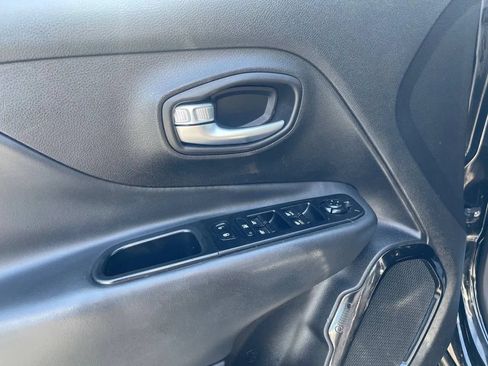 Used 2019 Jeep Renegade Altitude w/ Quick Order Package 2XM FWD image 14