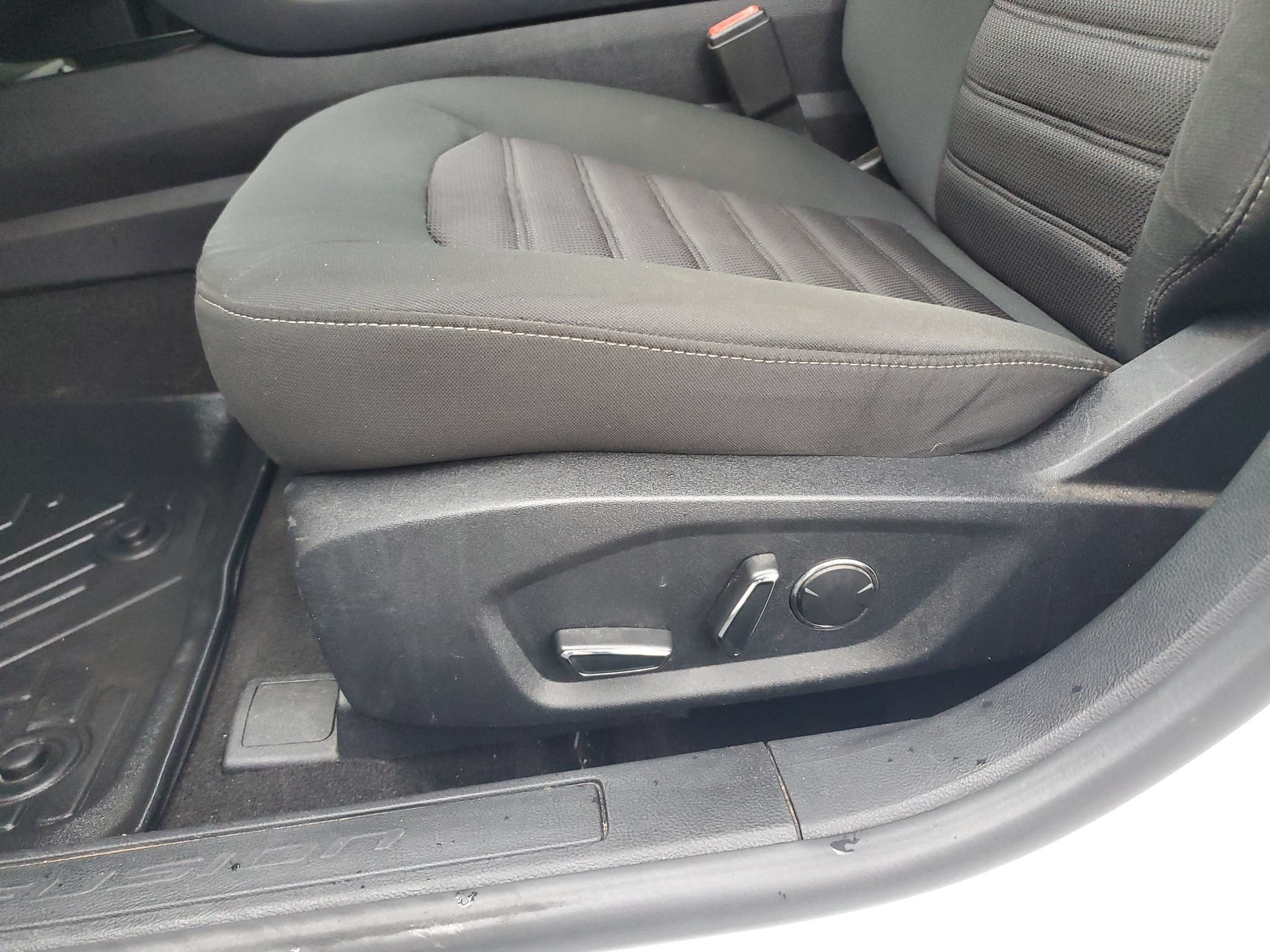 Used 2019 Ford Fusion SE FWD image 14