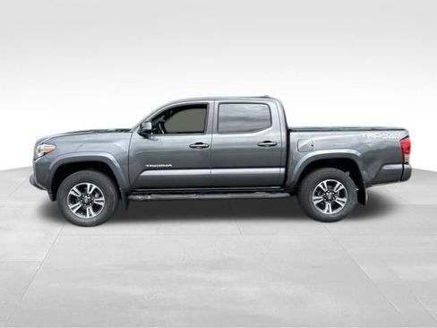 Used 2017 Toyota Tacoma TRD Sport w/ Tow Package (A/T) AWD/4WD image 3