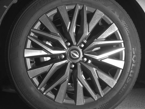 Used 2025 Nissan Altima 2.5 SV FWD image 12