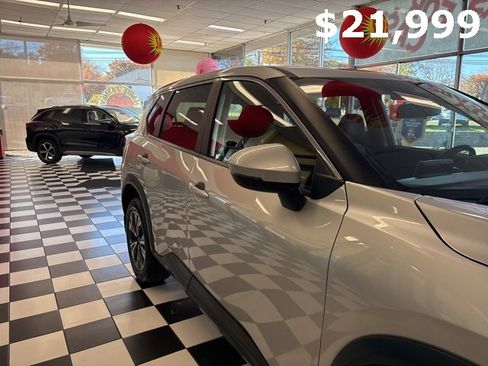 Used 2023 Nissan Rogue SV image 4