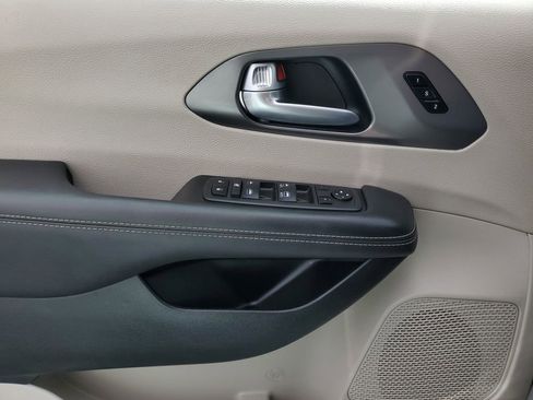 Used 2024 Chrysler Pacifica Touring-L image 9