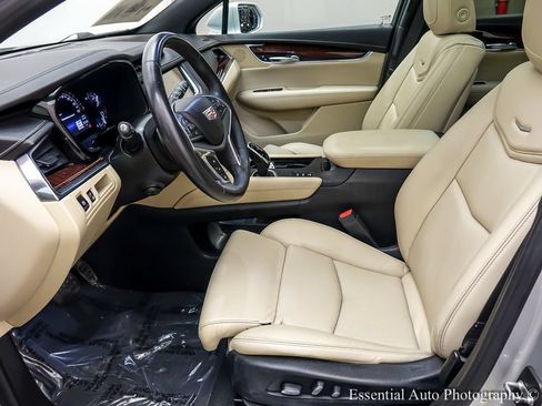 Used 2017 Cadillac XT5 Luxury w/ Driver Awareness Package AWD/4WD image 9