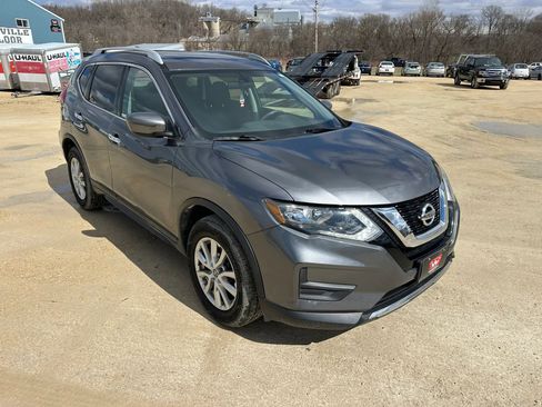 Used 2017 Nissan Rogue SV image 4