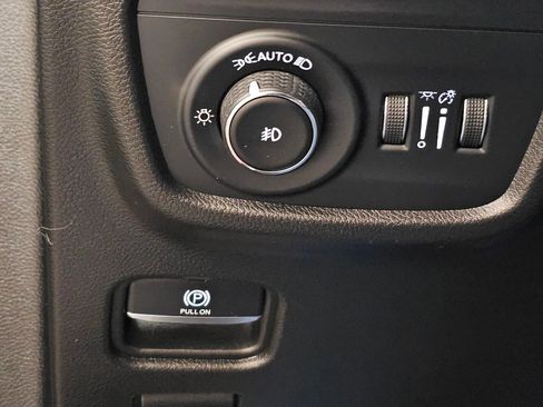 Used 2022 Jeep Grand Cherokee Summit w/ Luxury Tech Group V AWD/4WD image 32