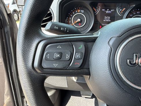 Used 2025 Jeep Gladiator Sport image 27