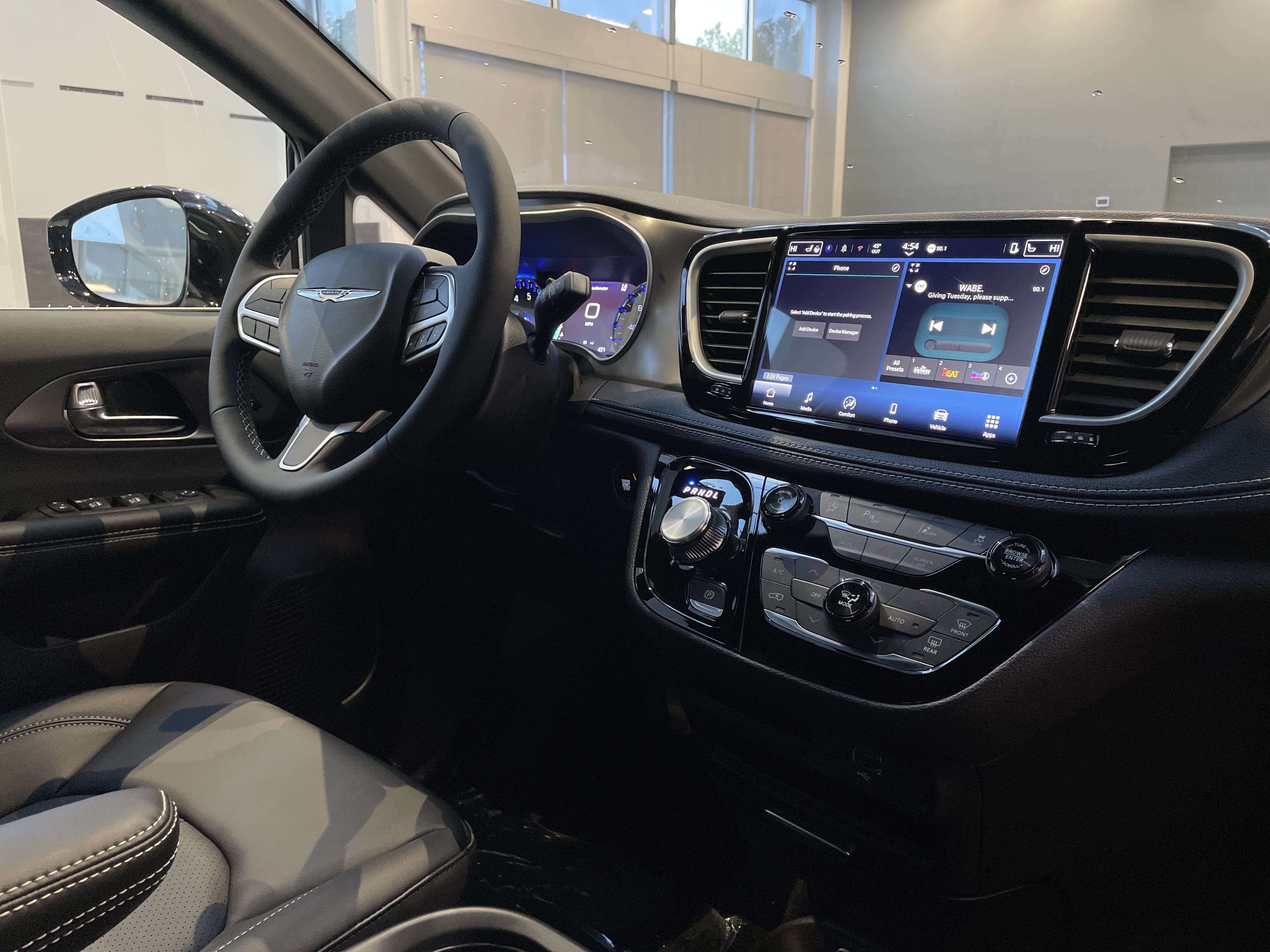 Used 2026 Chrysler Pacifica Select FWD image 30