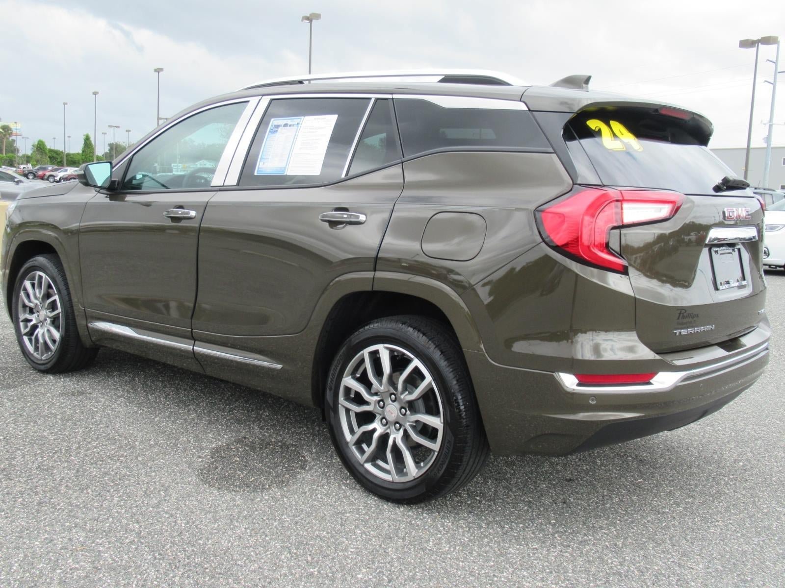 Used 2024 GMC Terrain Denali w/ Denali Premium Package AWD/4WD image 5