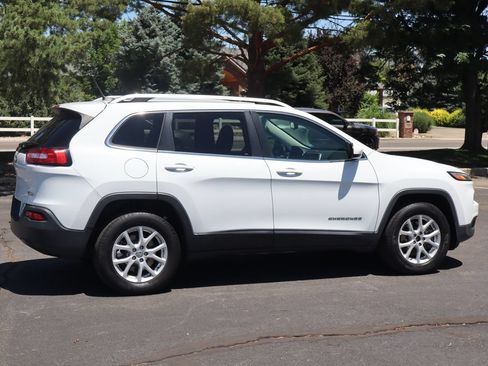Used 2016 Jeep Cherokee Latitude AWD/4WD image 4