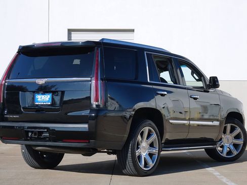 Used 2020 Cadillac Escalade Luxury image 3